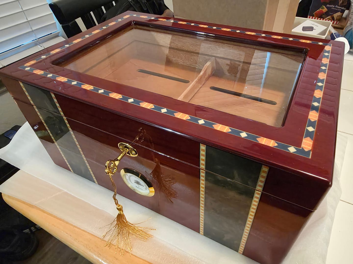 Pompeii Desktop Cigar Humidor with High Gloss Inlay | Holds 100 Cigars