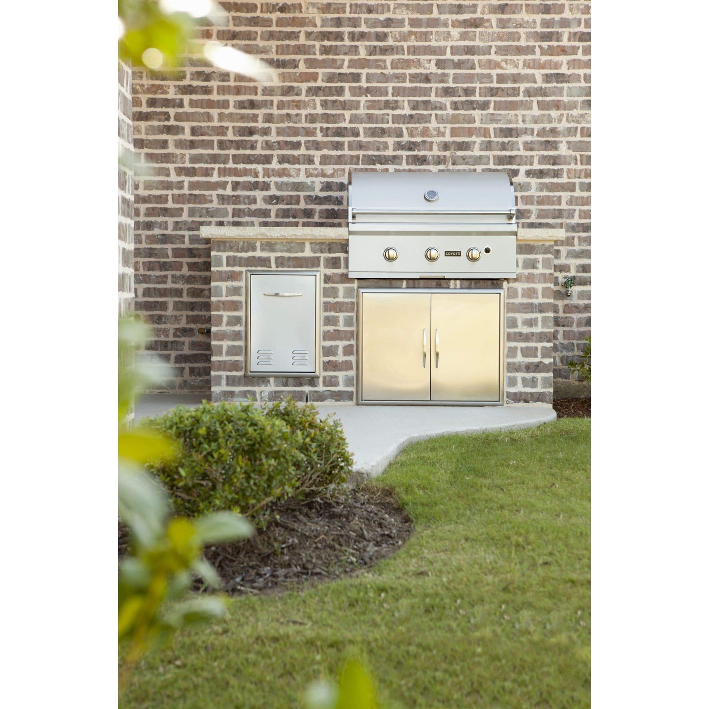 Coyote C-Series 34" Built-In Gas Grill / 3 Infinity Burners / C2C34