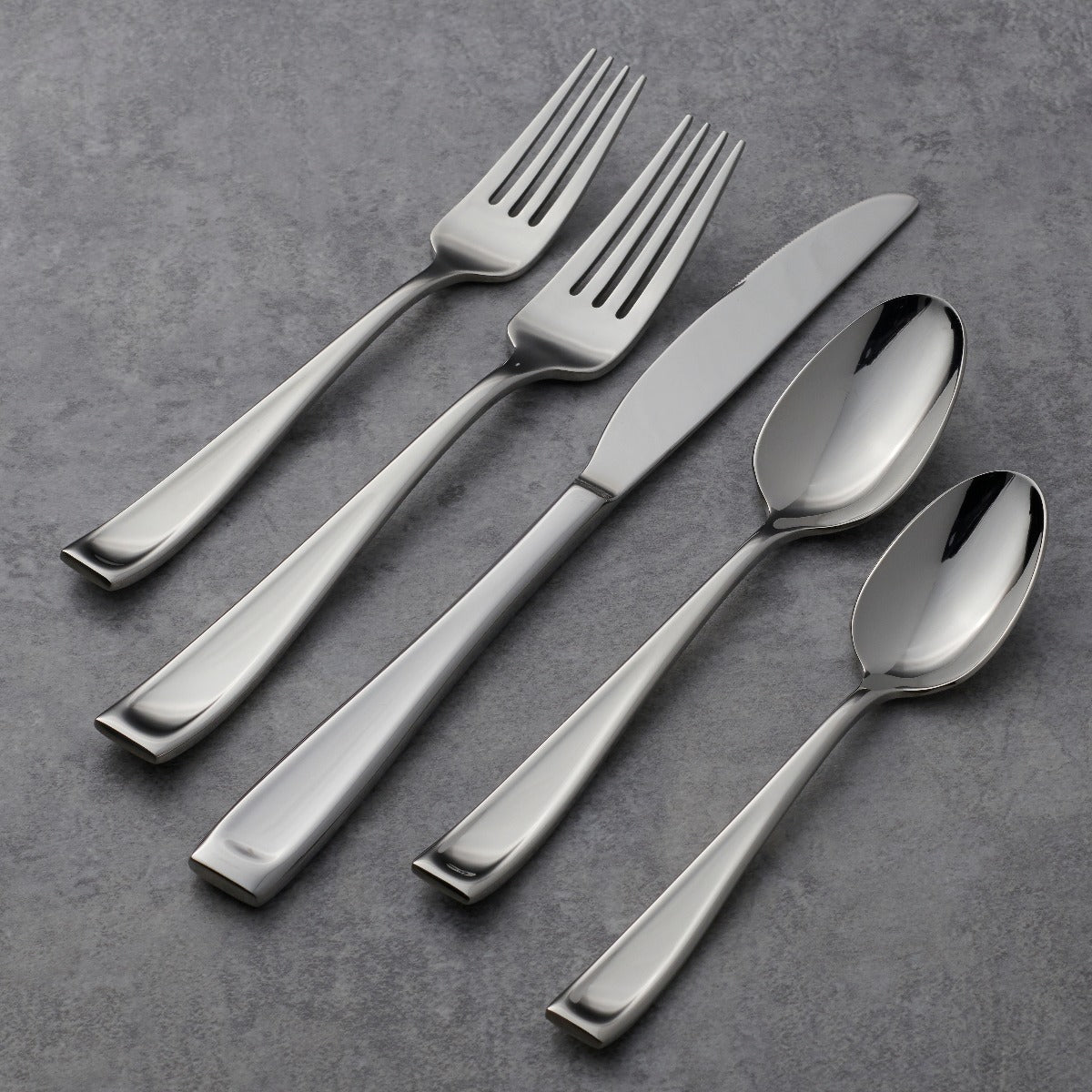 Oneida Moda 65 Piece Fine Flatware Set