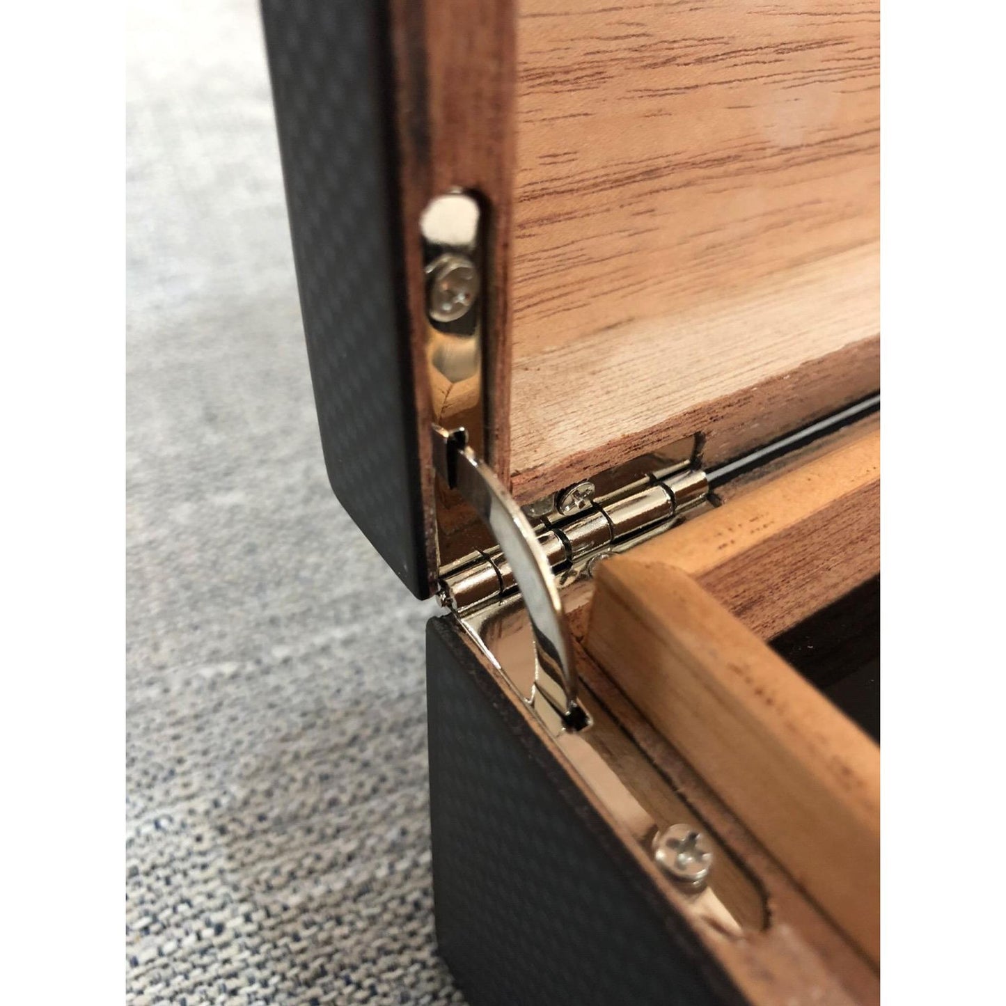 Kingston Carbon Fiber Humidor | Holds 50 Cigars