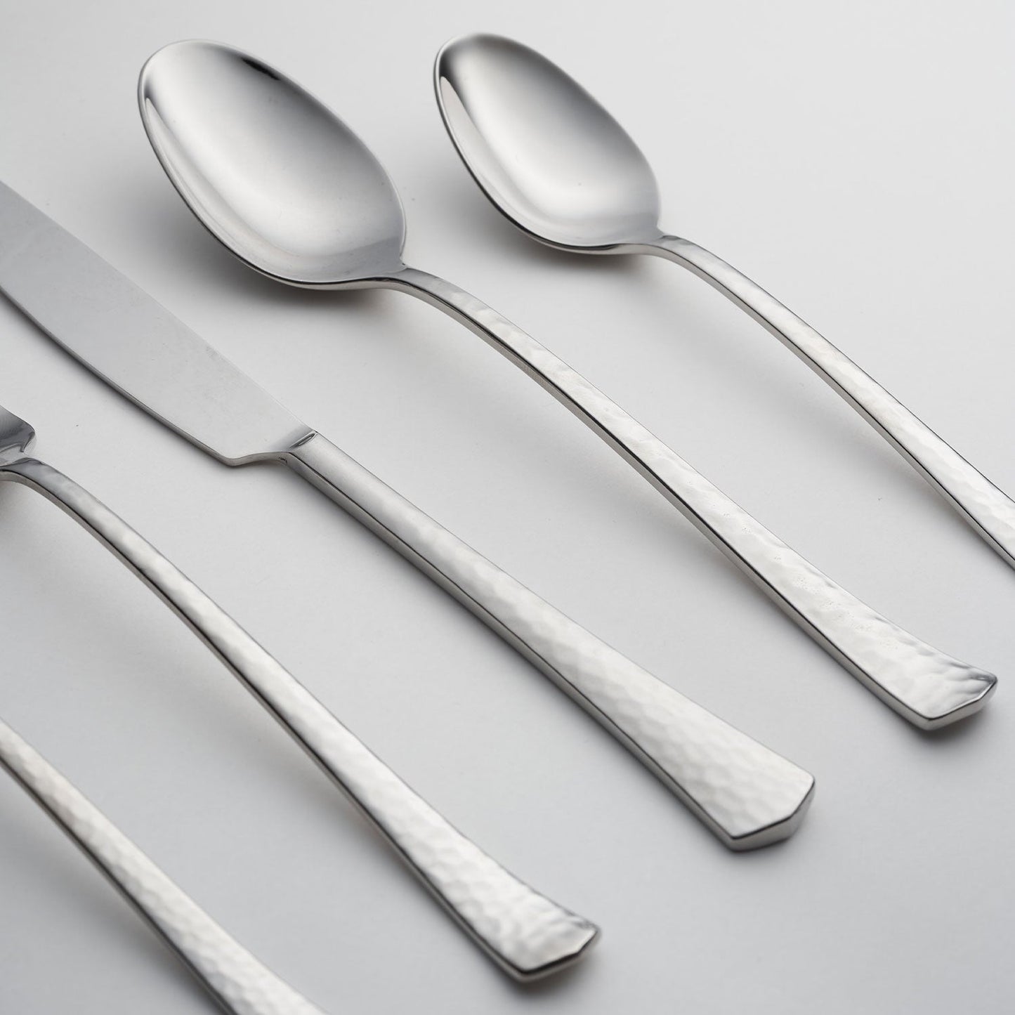 Raegan Hammered Mirror 20-Piece Flatware Set