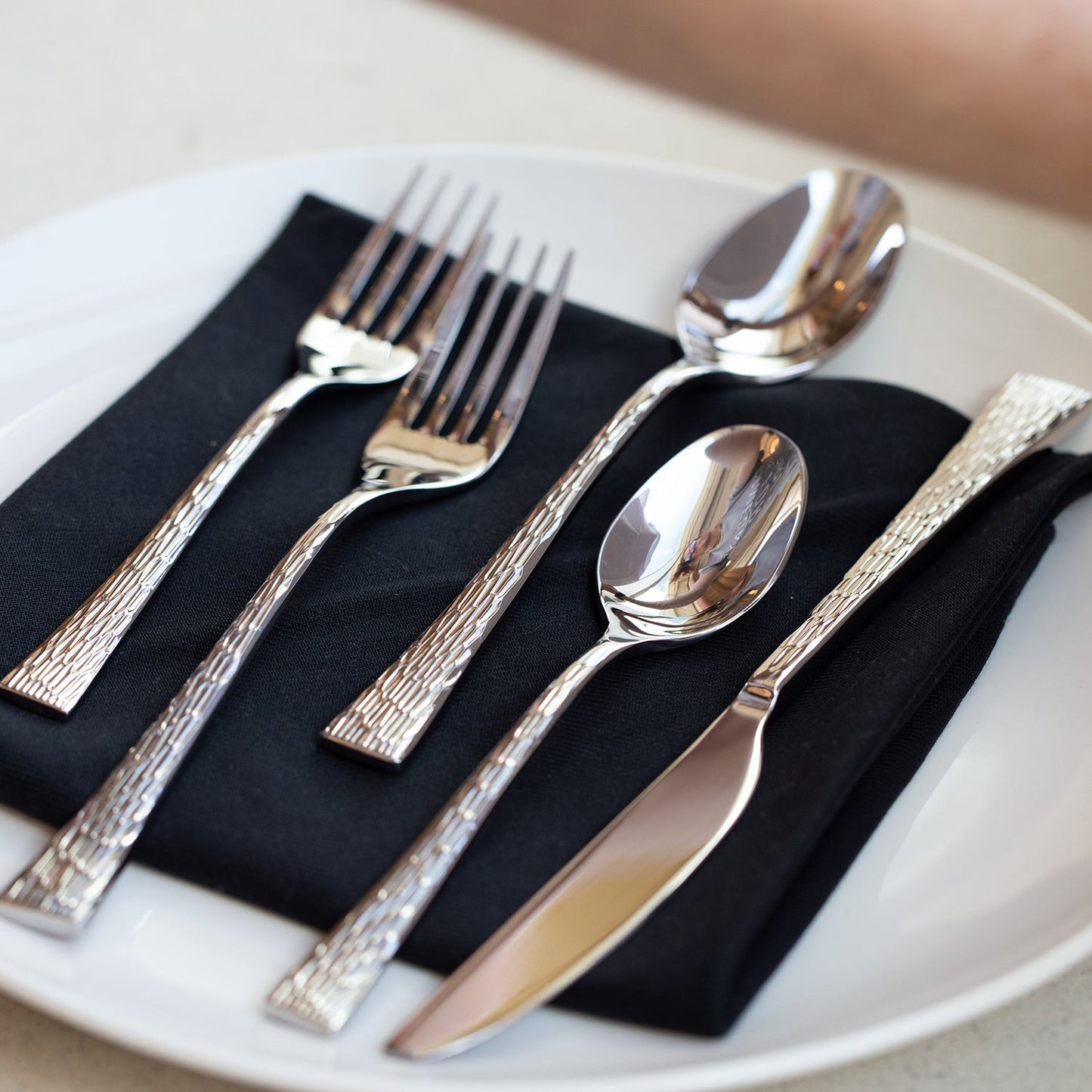 Finnley Hammered Mirror 20-Piece Flatware Set